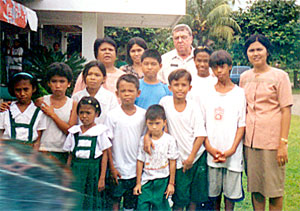 Dr. Thom (4th from right) with the students of Bay-bay