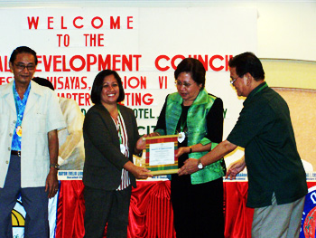Jordan, Guimaras, Sangguniang Bayan Member Grace Gaitan receives teh Plaque of Recognition in behalf of Mayor felipe Hilan Nava from Governor Joseph Marañon of Negros Occidental after Jordan emerged the regional winner in the search for child Friendly Municipality in 1st -3rd class municipalities levels. Gov. Marañon is assited by regional Development Council Chairperson Gov. Salvacion Perez. At left is RDC Development Administration Committe Wilfredo Homicillada. Jordan, Guimaras, Sangguniang Bayan Member Grace Gaitan receives teh Plaque of Recognition in behalf of Mayor felipe Hilan Nava from Governor Joseph Marañon of Negros Occidental after Jordan emerged the regional winner in the search for child Friendly Municipality in 1st -3rd class municipalities levels. Gov. Marañon is assited by regional Development Council Chairperson Gov. Salvacion Perez. At left is RDC Development Administration Committe Wilfredo Homicillada.