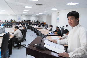 Sangguniang Panlalawigan ex-officio member Guisseppe Karl Gumban delivers a privilege speech in yesterday's regular sesssion.
