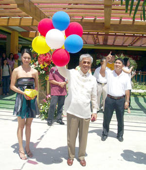 Mr. Rogelio Florete releasing the balloon