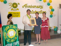Awarding of the Posthomous Plaque of Recognition to Dr Abelardo Aguilar, Erythromycin discoverer.