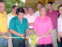 Capiz Gov Victor Tanco Sr and Judy Roxas, mother of Sen Mar Roxas, cut the ribbon during the blessing and inauguration of the Mayor’s Office at the City Hall.