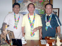 Alto Cable’s Alvin Añonuevo and Dods Tee (manager) with Mayor Orosco.