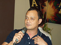 Ace Technologies President Nick Galan explains to the guests and players the game.