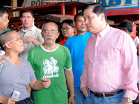 Mayor Jed Patrick Mabilog talks to Iloilo Terminal Market Vendors Association officials led by its president Tinong Gascon during the massive cleanup of the market over the weekend, with Councilor Rodel Fullon Agado (4th from left) and other city officials.