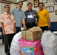 Iloilo City Mayor Jed Patrick Mabilog receives a P30,000 check and sacks of used clothing and foodstuff as assistance for the fire victims of Brgy. Rizal-Ibarra from the Fil-Chinese Chamber of Commerce and Industry-Panay Chapter represented by officials Peter Co and Francis Sio.