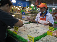 TAKAL-TAKAL SECTION. SM Hypermarket’s takal-takal section allows one to buy items at preferred quantities and prices.